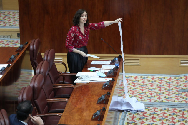 La presidenta de la Comunidad de Madrid, Isabel Díaz Ayuso, muestra una lista de residencias de mayores atendidas en la crisis del coronavirus durante un sesión plenaria en la Asamblea de Madrid enfocada en en la crisis en las residencias de mayores de la