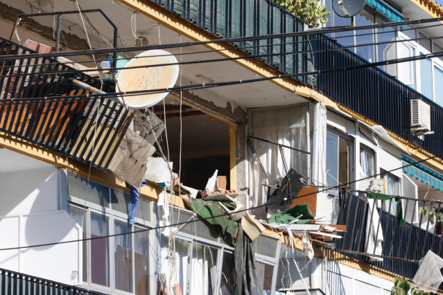 Ventana del edificio donde ha fallecido  una mujer y otra persona ha resultada herida a causa de una explosión en Torre del Mar, Málaga a10 de junio del 2020