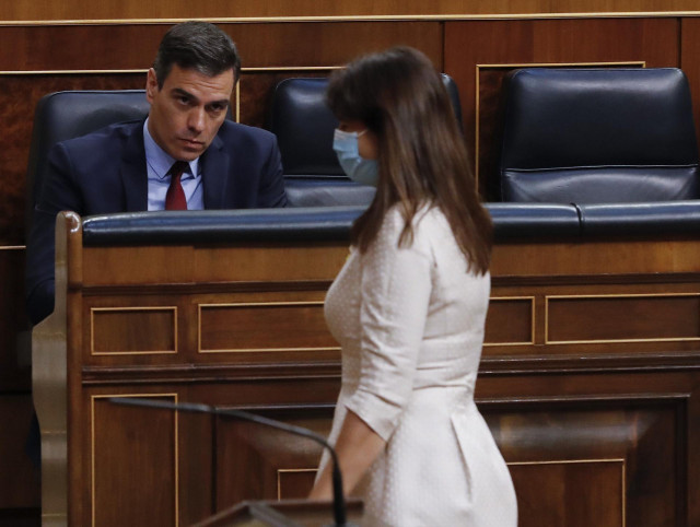 La portavoz de JxCat, Laura Borrás, pasa junto al presidente del Gobierno, Pedro Sánchez