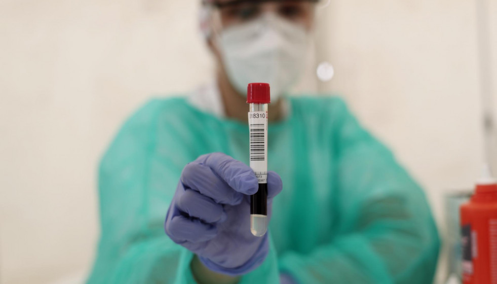 Un sanitario muestra un tubo de ensayo con muestras de un paciente durante la quinta jornada del test serológico masivo de coronavirus que el Ayuntamiento de la localidad madrileña de Torrejón desp