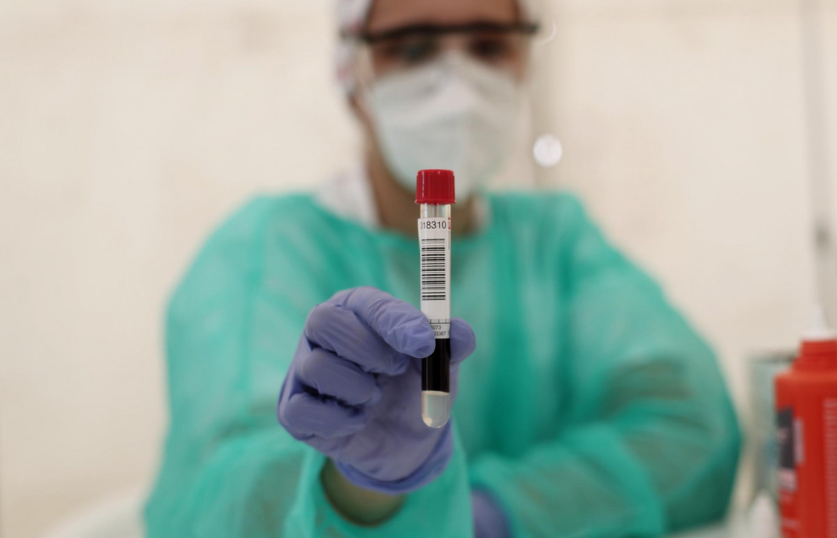 Un sanitario muestra un tubo de ensayo con muestras de un paciente durante la quinta jornada del test serológico masivo de coronavirus que el Ayuntamiento de la localidad madrileña de Torrejón desp