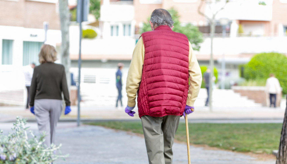 Dos ancianos en la calle, en Madrid (España), a 2 de mayo de 2020. .