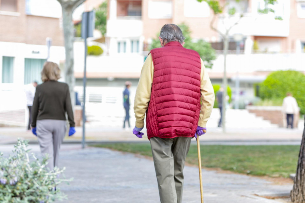 Dos ancianos en la calle, en Madrid (España), a 2 de mayo de 2020. .