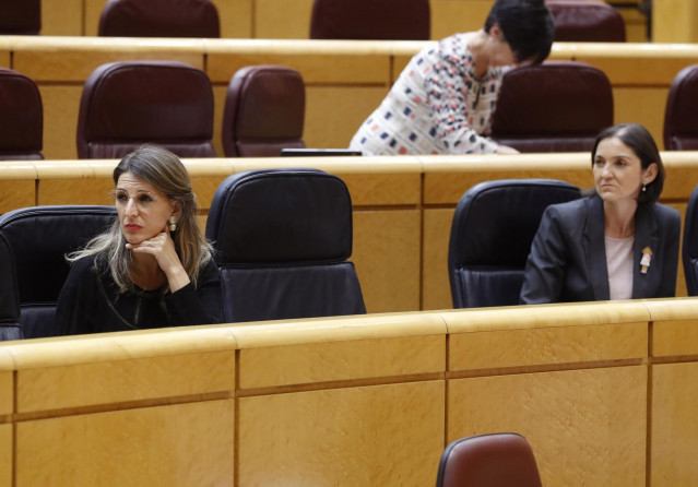 Las ministras de Trabajo, Yolanda Díaz, y de Industria, Reyes Maroto, en una sesión de control al Gobierno en el Senado