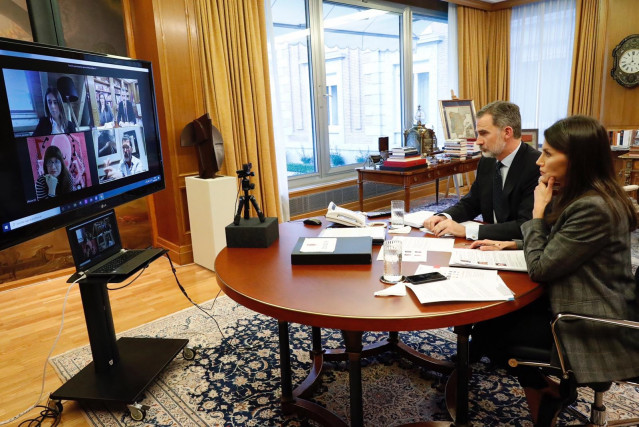 Videoconferencia de los Reyes con la alpinista Edurne Pasaban, la directora de cine Isabel Coixet y el actor Antonio Banderas, 'embajadores' honorarios de la Marca España, en el marco de una iniciativa del Foro de Marcas Renombradas Españolas (FRME).