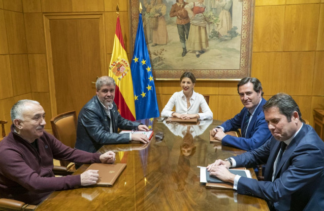 La ministra de Trabajo y Economía Social, Yolanda Díaz; los secretarios generales de UGT y CCOO, Pepe Álvarez y Unai Sordo; el presidente de CEOE, Antonio Garamendi, y el presidente de Cepyme, Gerardo Cuerva, en una imagen de archivo