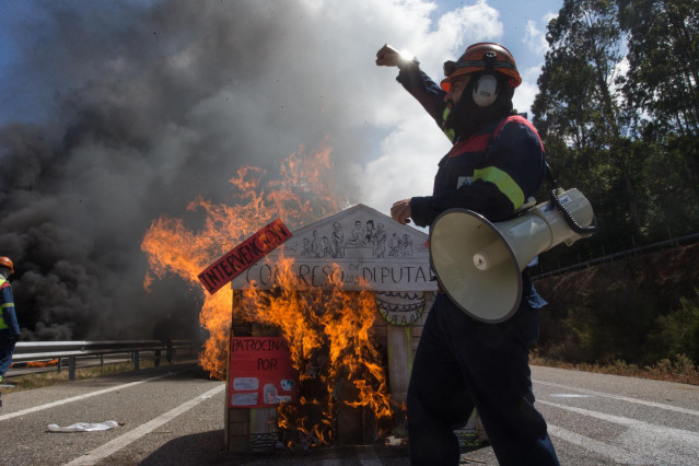 Un trabajador del comité de empresa de Alcoa levanta el brazo como signo de protesta en la concentración realizada en la A8 en ambos sentidos a la altura de Vilalba, a 12 de junio de 2020.