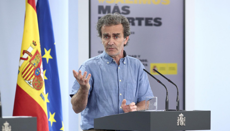 El director del Centro de Coordinación de Alertas y Emergencias Sanitarias (CCAES), Fernando Simón a su llegada a la comparecencia en Moncloa, acompañado por el ministro de Sanidad, Salvador Illa,