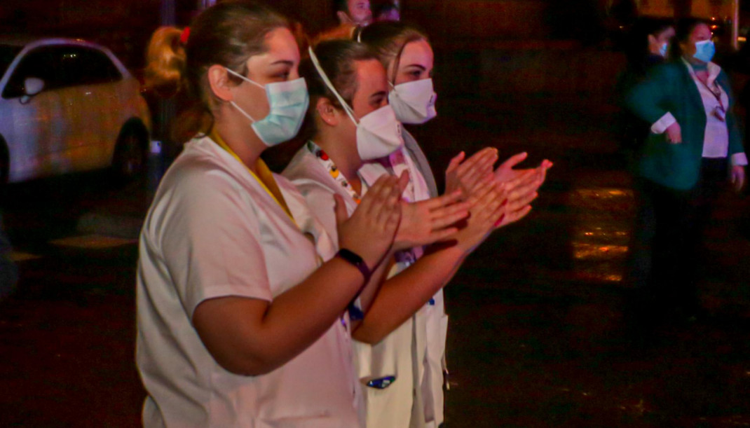 Policías, enfermeros y médicos se unen a los aplausos a los trabajadores sanitarios, foto de archivo
