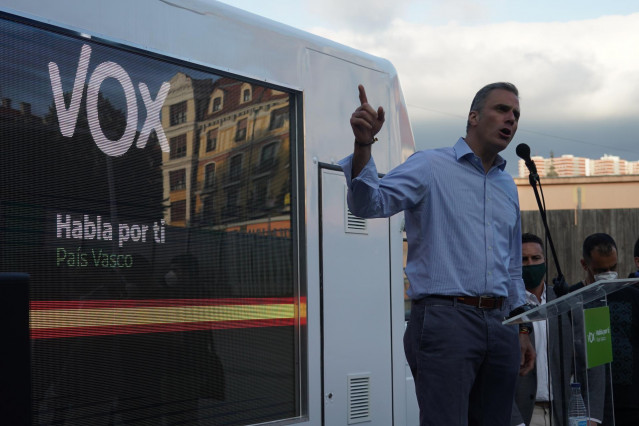 El secretario general de Vox, Javier Ortega Smith, durante un mitin sobre inmigración celebrado en la plaza Corazón de María de Bilbao para apoyar al candidato de la formación por Vizcaya en las elecciones vascas del 12 de julio, Nilo Gutiérrez. En Bilbao