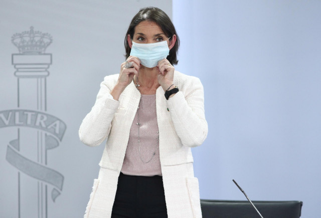 La ministra de Industria, Comercio y Turismo, Reyes Maroto; protegida con mascarilla al finalizar la comparecencia rueda de prensa posterior al Consejo de Ministros celebrado en Moncloa, en Madrid (España), a 16 de junio de 2020.