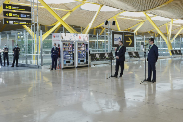 El ministro de Transportes, Movilidad y Agenda Urbana, José Luis Ábalos (i), y el ministro de Sanidad, Salvador Illa, atienden a los medios en su visita al Aeropuerto Adolfo Suárez Madrid-Barajas
