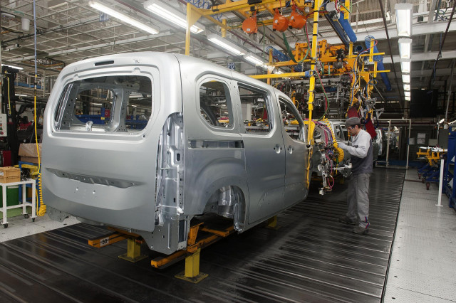 Producción del Opel Combo en la planta del Grupo PSA en Vigo.