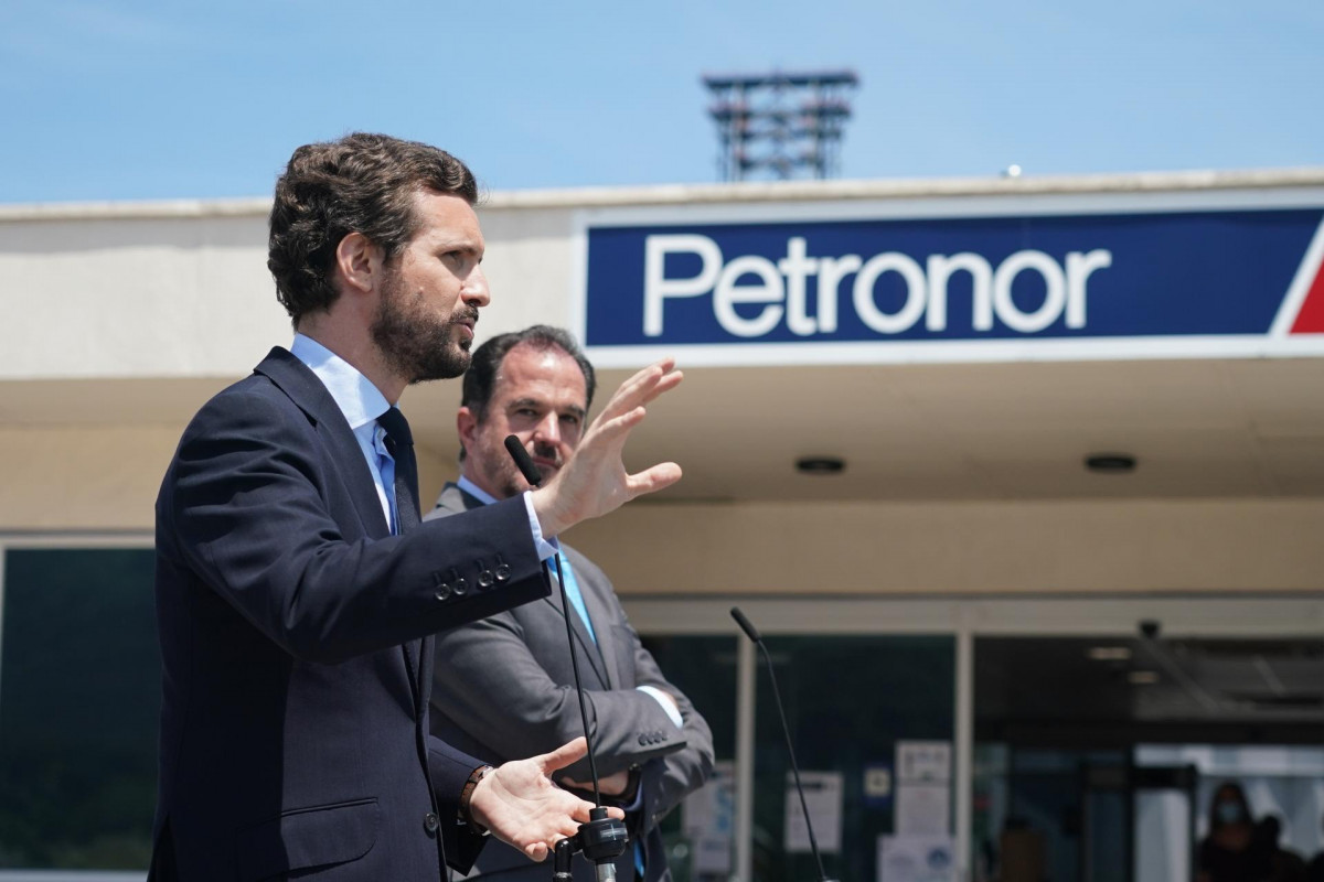 El presidente del Partido Popular, Pablo Casado (i), durante su discurso junto al candidato a lehendakari de la coalición PP+Cs, Carlos Iturgaiz (d), en su visita a Petronor en Muskiz, Vizcaya, País Vasco (España), a 22 de junio de 2020.