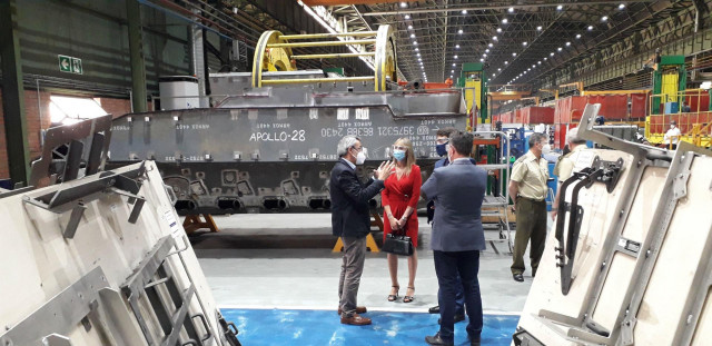 El consejero de Industria, Empleo y Promoción Económica, Enrique Fernández, visita junto a la directora general de Industria, Rosana Prada, las instalaciones de la empresa Santa Bárbara Sistemas en Trubia.