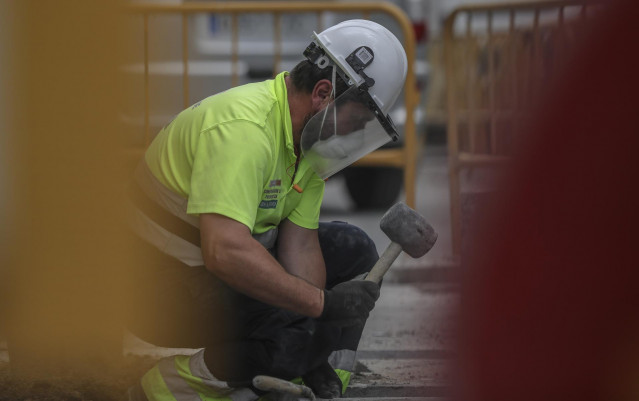 Un obrero trabaja en una obra en Sevilla.