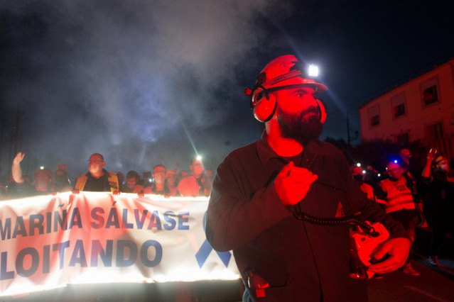 Un participante en la marcha nocturna de los trabajadores de la fábrica de Alcoa en San Cibrao