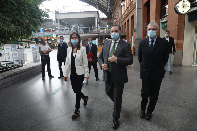 El ministro de Transportes, Movilidad y Agenda Urbana, José Luis Ábalos, protegido con mascarilla visita la estación de AVE Puerta de Atocha junto a la presidenta de Adif y al presidente de Renfe