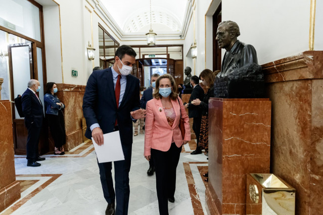 El presidente del Gobierno, Pedro Sánchez (i) y la ministra de Economía y vicepresidenta tercera del Gobierno, Nadia Calviño (d), llegan al Parlamento para intervenir en la sesión de Control al Gobierno celebrada en el Congreso de los Diputados, la última