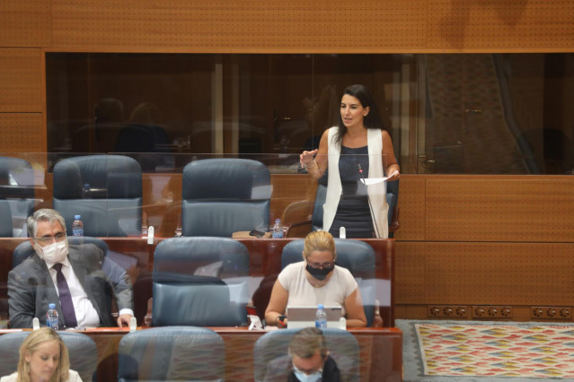 La portavoz de VOX, Rocío Monaterio, durante una sesión plenaria en la Asamblea de Madrid en la que se debate la reprobación y cese del consejero de Sanidad, Enrique Ruiz Escudero (PP), por su gestión de la crisis del coronavirus, en Madrid (España), a 25