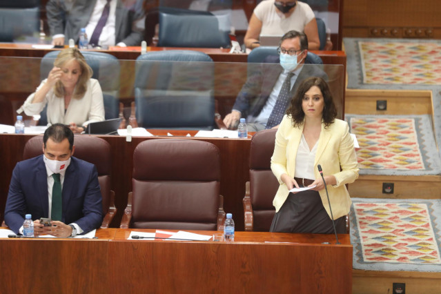 La presidenta de la Comunidad de Madrid, Isabel Díaz Ayuso y el vicepresidente de la Comunidad, Ignacio Aguado, durante una sesión plenaria en la Asamblea de Madrid