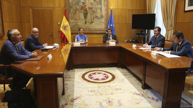 La ministra de Trabajo y Economía Social, Yolanda Díaz, junto con el ministro de Inclusión, Seguridad Social y Migraciones, José Luis Escrivá, y los agentes sociales