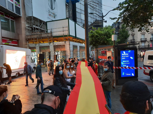 Simpatizantes de Vox portan una larga bandera de España en su mitin de Bilbao