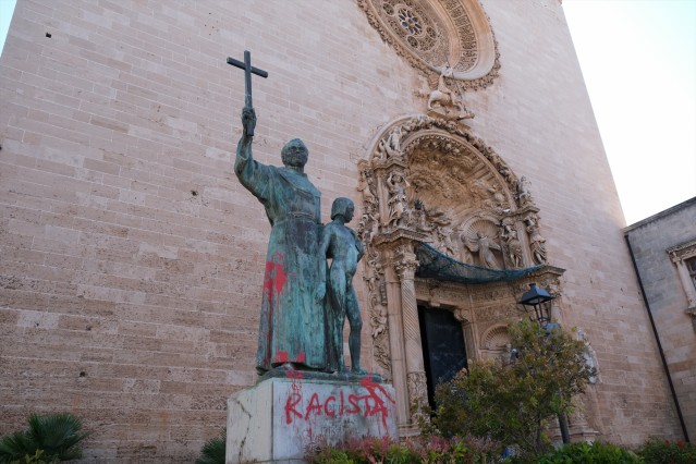 La estatua de Juníper Serra, situada en la plaza Sant Francesc de Palma, amaneció con pintadas de 