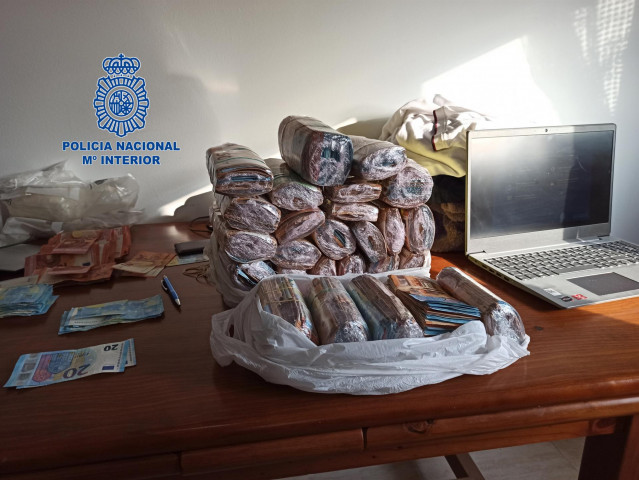 Parte del dinero incautado a una organización criminal durante la redada de la Policía Nacional en distintas localidades de Catalunya