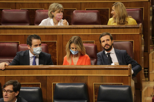 El líder del PP, Pablo Casado, la portavoz parlamentaria en  el Congreso, Cayetana Álvarez de Toledo, y el secretario general del PP, Teodoro García Egea, en la sesión de control al Gobierno. En Madrid (España), a 24 de junio de 2020.