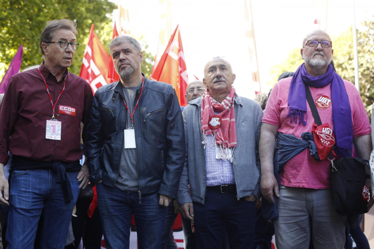 Los secretarios generales de CC.OO., Unai Sordo, y el de UGT, Pepe Álvarez, mantienen un encuentro ante los medios previo a la manifestación por el 1 de mayo.