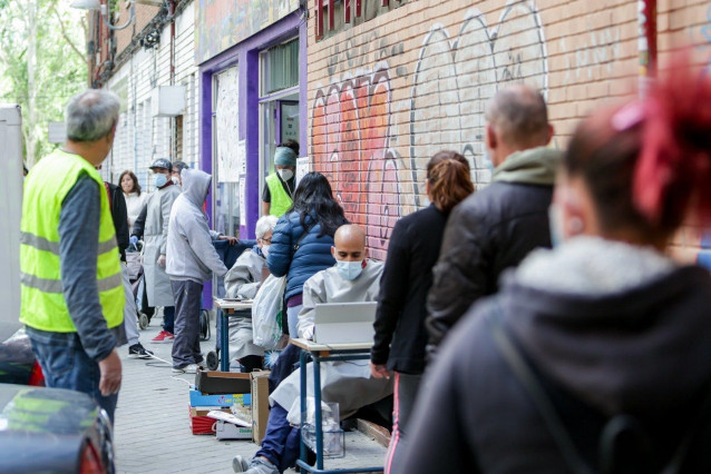 Cientos de personas sin recursos hacen cola en Aluche en busca de 