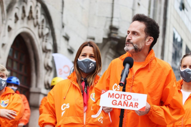 El portavoz adjunto de Ciudadanos en el Congreso, Edmundo Bal, junto a la candidata de Ciudadanos a la Xunta, Beatriz Pino, en O Porriño (Pontevedra).