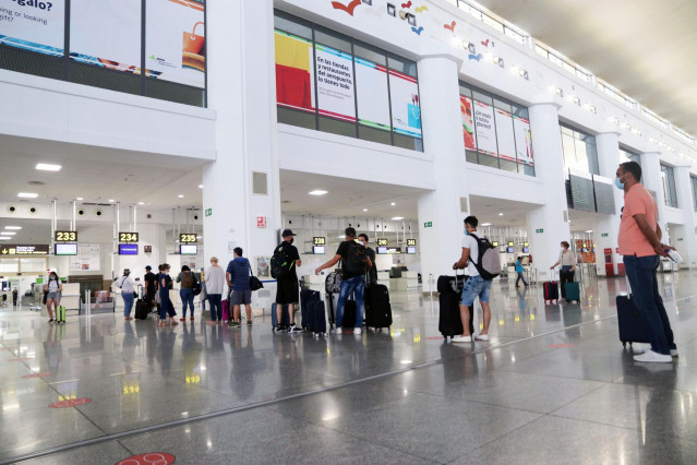 Salida de turistas y residentes al aeropuerto Pablo Ruiz Picasso, después que el Gobierno abriera las fronteras en el primer día sin Estado de Alarma por el virus COVID-19. Málaga a 22 de junio del 2020