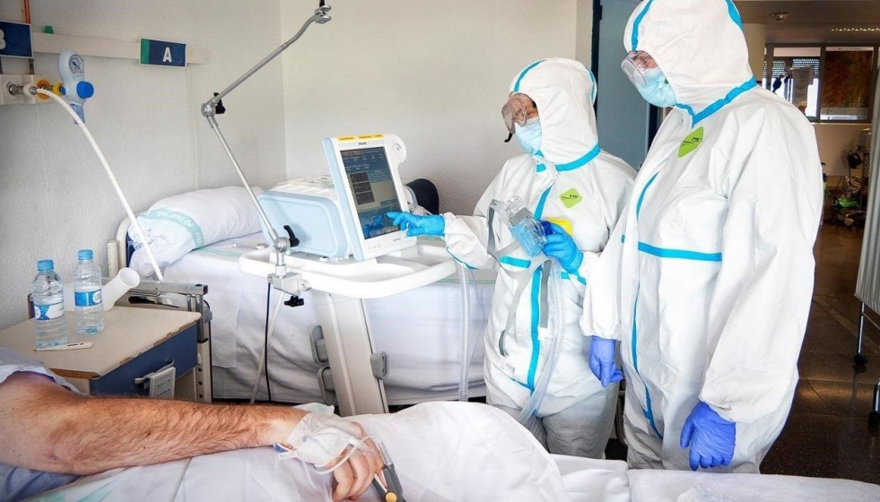 Médicos tratando a un paciente con COVID-19