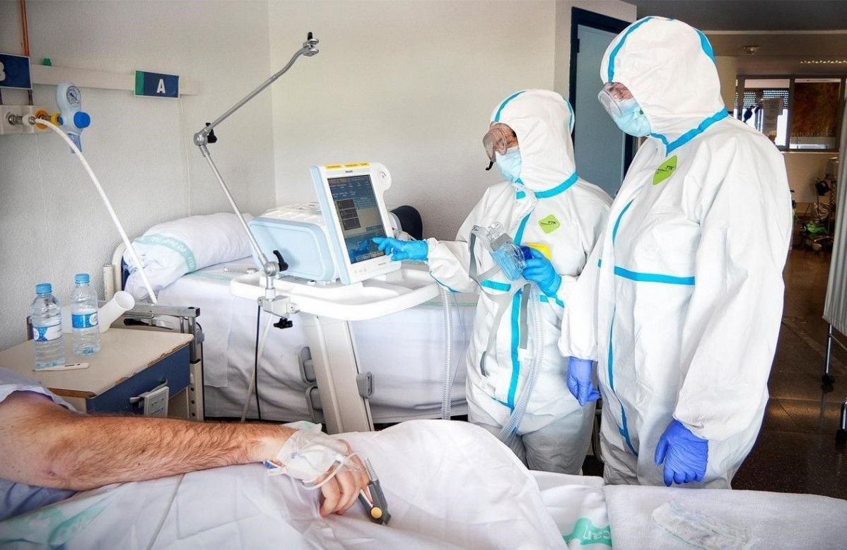 Médicos tratando a un paciente con COVID-19