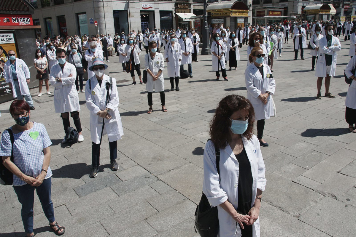 Componentes del sindicato Amyts, mayoritario entre los médicos madrileños, durante la concentración en la Puerta del Sol en 