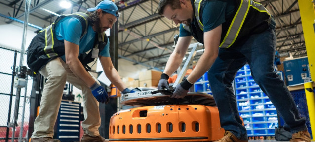 Trabajadores en un almacén de Amazon.