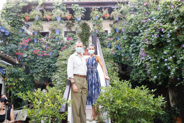 Los Reyes de España, Felipe VI y Doña Letizia, en su visita a los patios de Córdoba.