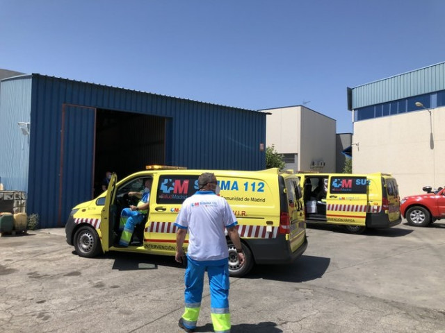 Efectivos del SUMMA 112 en el lugar donde un trabajador ha fallecido tras un accidente laboral.