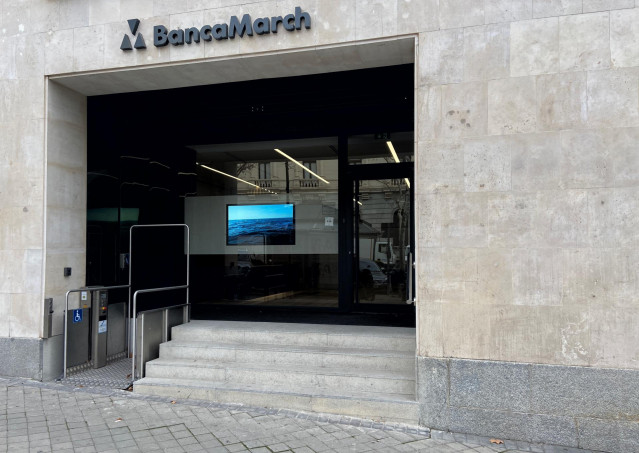 Puerta principal de un local de Banca March en Madrid