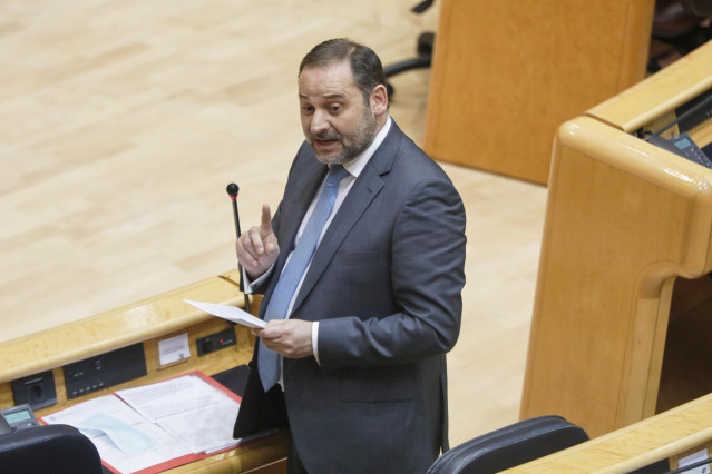 El Ministro de Transportes, Movilidad y Agenda Urbana, José Luis Ábalos, durante su intervención en una sesión plenaria en el Senado.
