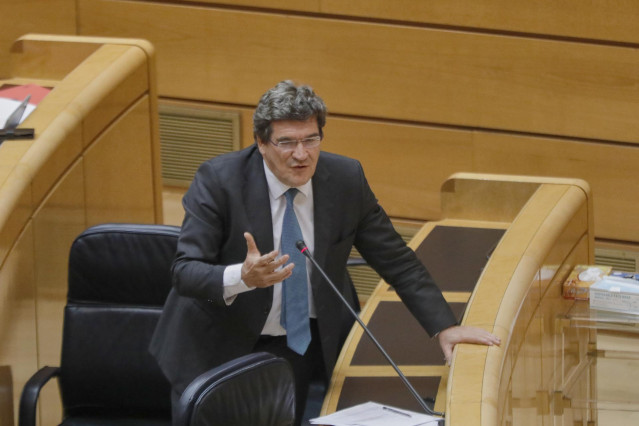 El Ministro de Inclusión, Seguridad Social y Migraciones, José Luis Escrivá, durante su intervención en una sesión plenaria en el Senado centrada en el debate con el Ejecutivo central en los rebrotes de Covid-19 surgidos en las últimas fechas en España, l