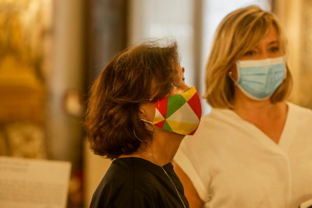 (I-D) La vicepresidenta primera del Gobierno, Carmen Calvo; y la presidenta de Patrimonio Nacional, Llanos Castellanos Garijo, durante la visita de la vicepresidenta al Palacio Real, en Madrid (España), a 30 de junio de 2020.