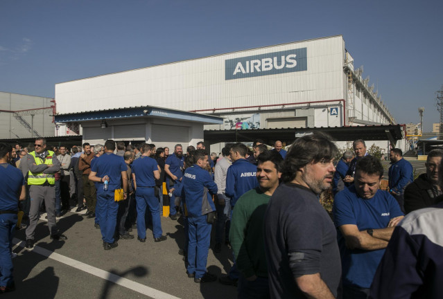 Trabajadores se concentran en su horario de descanso contra el plan de ajuste laboral presentado por Airbus. En la puerta de Airbus Tablada, Sevilla (Andalucía, España), a 21 de febrero de 2020.