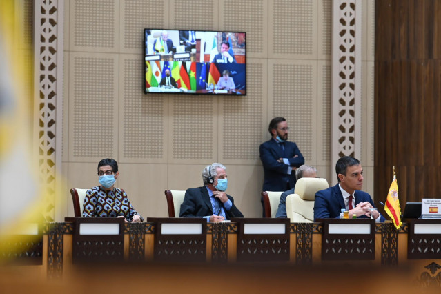 El presidente del Gobierno, Pedro Sánchez (1d), acompañado por la ministra de Asuntos Exteriores, Unión Europea y Cooperación, Arancha González Laya (1i), durante su participación en la cumbre internacional sobre el Sahel, cuyos temas de debate son, entre