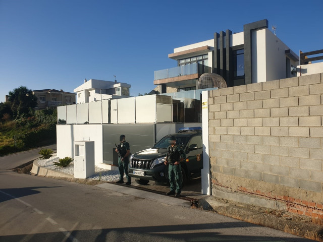 Agentes de la Guardia Civil en uno de los registros de la operación