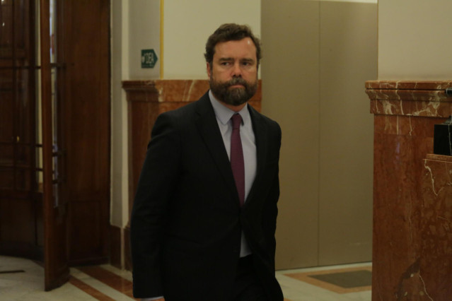 El portavoz de Vox en el Congreso, Iván Espinosa de los Monteros, a su llegada al Congreso de los Diputados a una sesión plenaria para debatir sobre el Decreto Ley 21/2020, o decreto de la ‘nueva normalidad’, que rige en España desde el término del estado