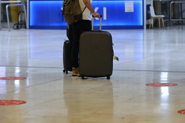 Un pasajero en el aeropuerto Adolfo Suárez Madrid-Barjas.