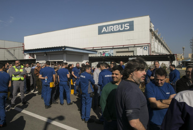 Imagen de archivo de una concentración de trabajadores en una factoría sevillana de Airbus de rechazo a planes de ajuste.